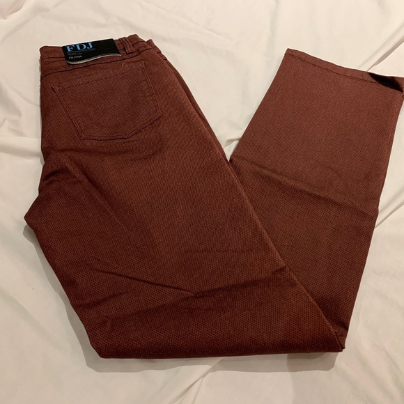 NEW FDJ OLIVIA STRAIGHT LEG MID RISE WINE DOT JEAN - Picture 1 of 8